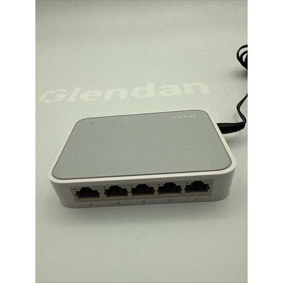 TP-LINK TL-SF1005D 5-Port 10/100Mbps Desktop Switch - Picture 1 of 7